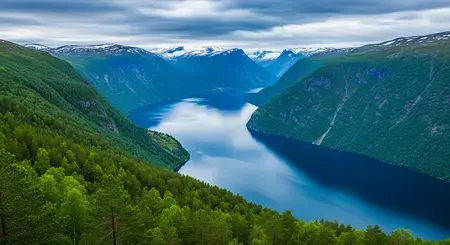 Coolcation m\u011bn\u00ed evropskou dovolenou: Pro\u010d turist\u00e9 prchaj\u00ed z rozp\u00e1len\u00e9ho St\u0159edomo\u0159\u00ed do Finska a Norska