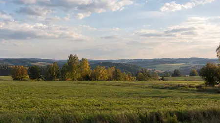 Teplotní skok přes 20 °C: od ranního chladu k 23,3 °C v Neratovicích