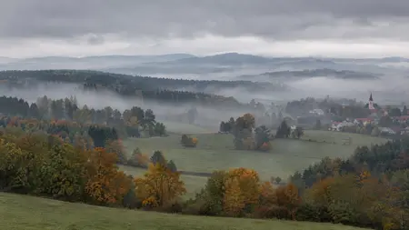 Ráno přineslo chlad a mlhy, odpoledne se teploty dostanou na 18 °C