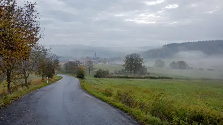 Ranní chlad srazil teploty k 1,7 °C a na východě přidal slabý déšť