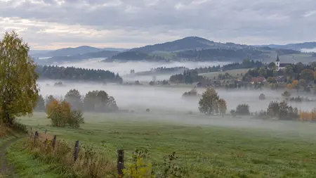 Ráno přineslo chlad pod 6 °C, odpoledne ale teploty vystoupají k 23 °C