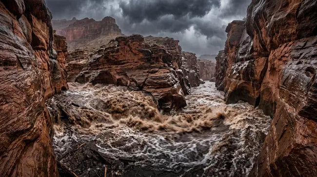 Peklo v Grand Canyonu: Blesková povodeň uvěznila desítky lidí, záchranáři evakuovali přes 80 turistů