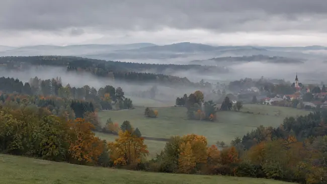 Ráno přineslo chlad a mlhy, odpoledne se teploty dostanou na 18 °C