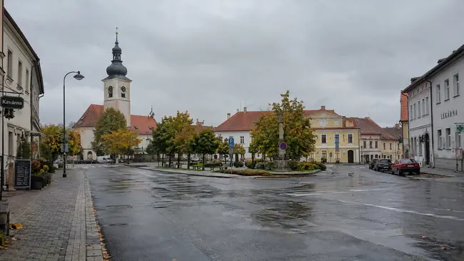 Úterý přinese chladnější den s maximy do 16 °C. Kde hrozí přeháňky?