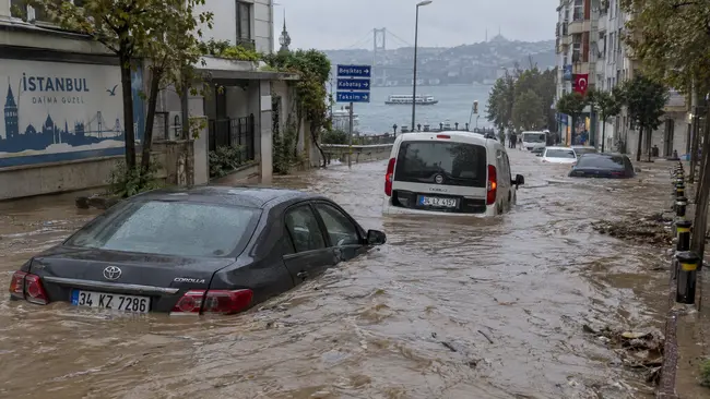 Přívalové deště zatopily Istanbul a Rhodos, bouře má tři oběti